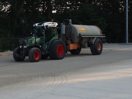 Watersproeien tbv verdichting zandbed hockeyveld