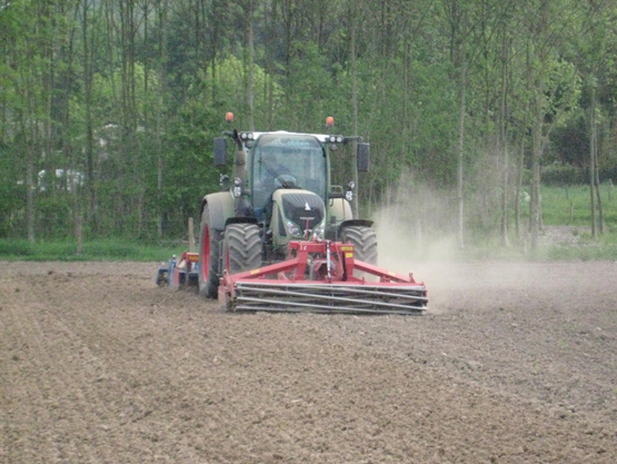 Aardappelland klaar leggen onder extreem droge omstandigheden.